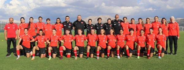 U17 Futbol Kız Milli Takımı Burdur'da kampa girdi