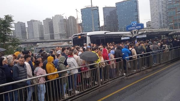 Geniş haber // Uzunçayır'da metrobüs kazası :3 yaralı
