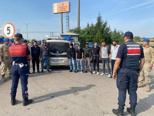 Edirne'de 857 kaçak göçmen yakalandı, 26 organizatör gözaltına alındı