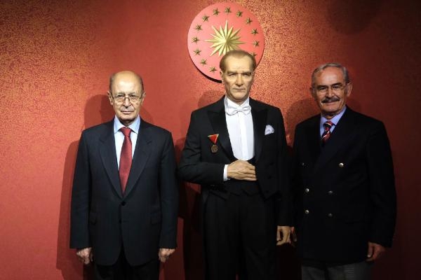 Eski Cumhurbaşkanı Sezer, Eskişehir'de balmumu müzesini gezdi