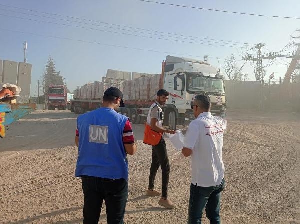 Filistin Kızılayı, insani yardım yüklü 106 kamyonu teslim aldı