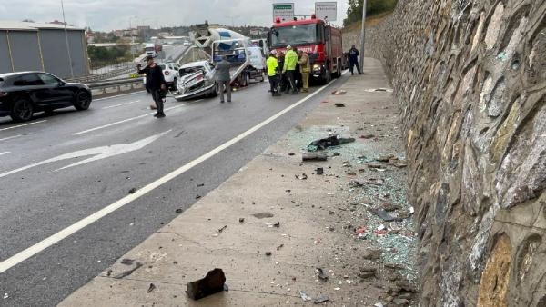 Maltepe'de otomobil istinat duvarına çarptı: 2 yaralı  