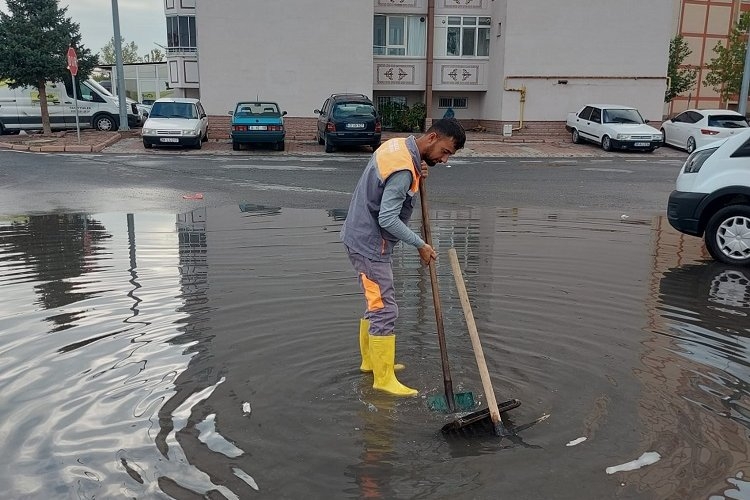 Kayseri Melikgazi Belediyesi ekiplerinden yağış seferberliği