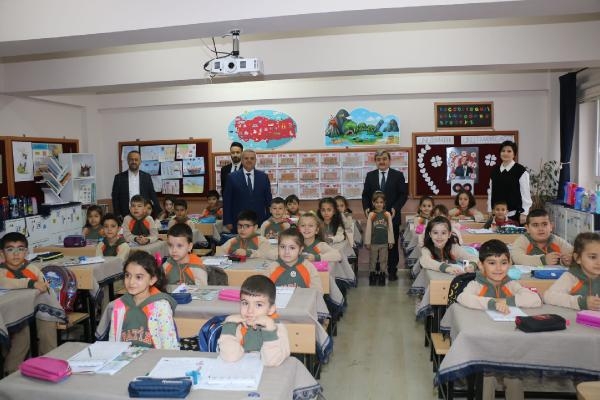 Amasya’da öğrenciler, Öğretmenler Günü için topladıkları paraları Filistinlilere bağışladı