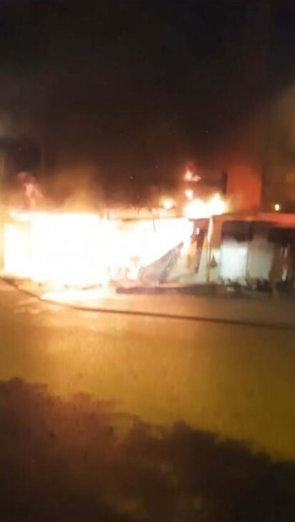İzmir'de kundaklandığı öne sürülen iş yeri yandı