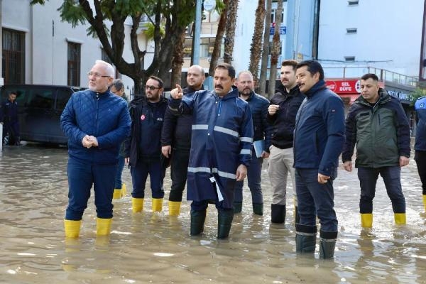 İskenderun'da cadde ve sokaklar su altında kaldı (3)