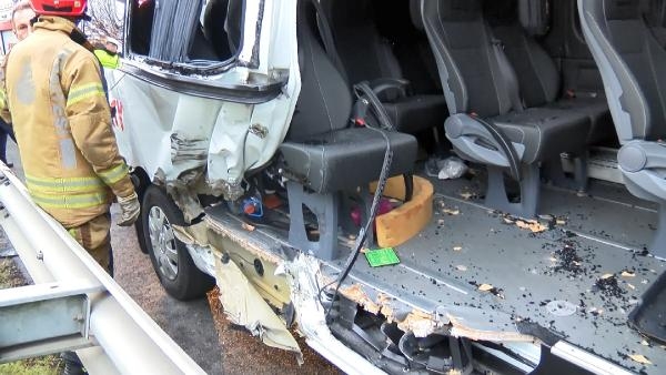Eyüpsultan'da servis minibüsü bariyerlere çarptı: 1'i ağır 6 yaralı