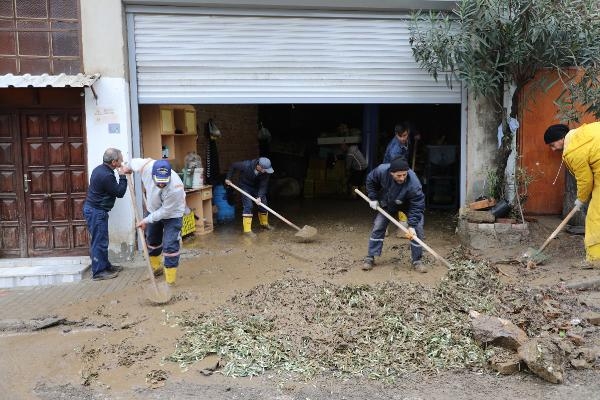 Mudanya'da sel etkili oldu; dereler taştı, araçlar su içinde kaldı (7)