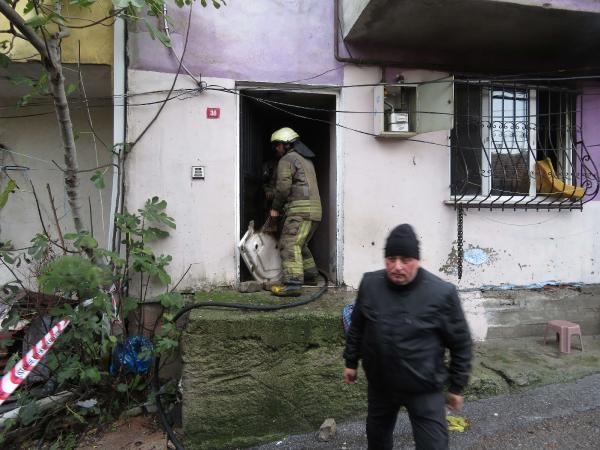 Ümraniye'de yangında mahsur kalan 2 kişiyi komşuları kurtardı