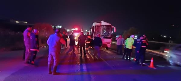 Servis minibüsü, TIR’a arkadan çarptı: 12 yaralı 