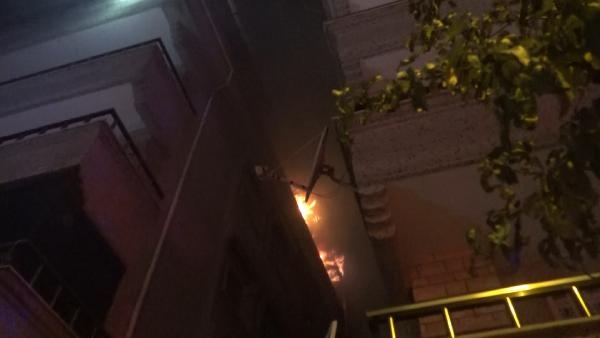 Avcılar'da 5 katlı binanın çatı katı alev alev yandı