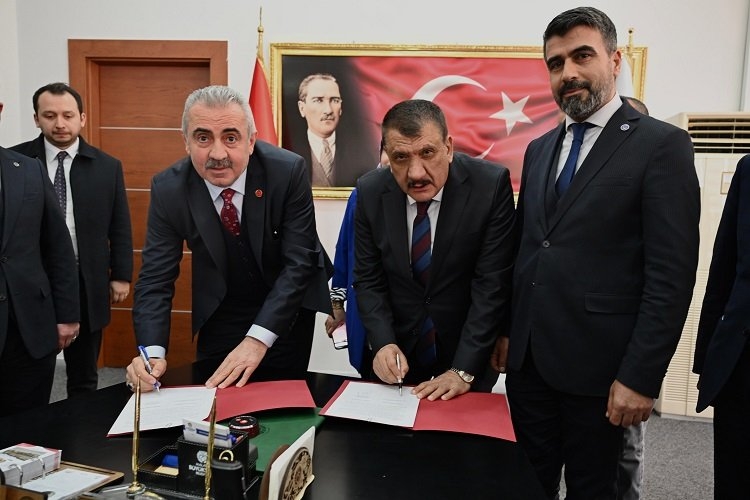 Malatya'da Büyükşehir ile Hizmet İş Sendikası arasında sözleşme imzalandı